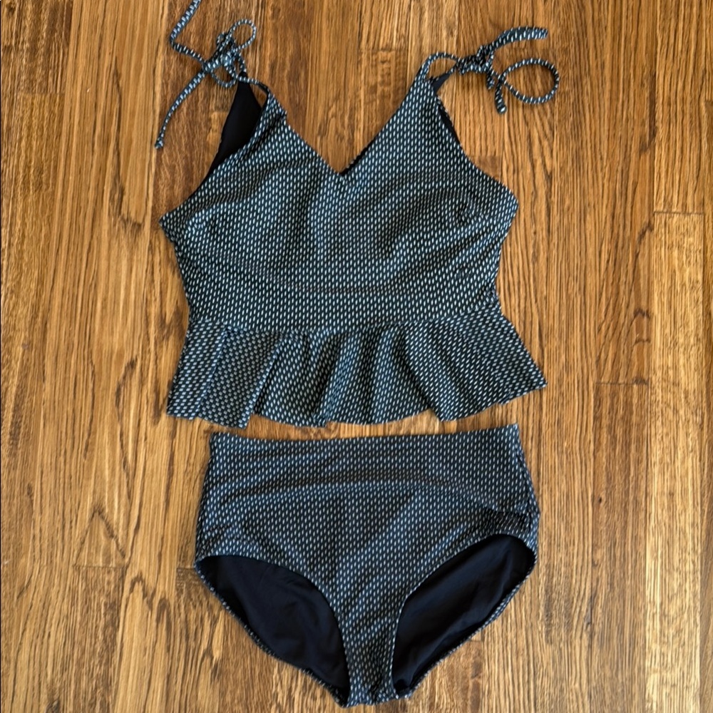 Albion Midnight Dash tied up tankini and high waited bottoms. Medium NWOT
